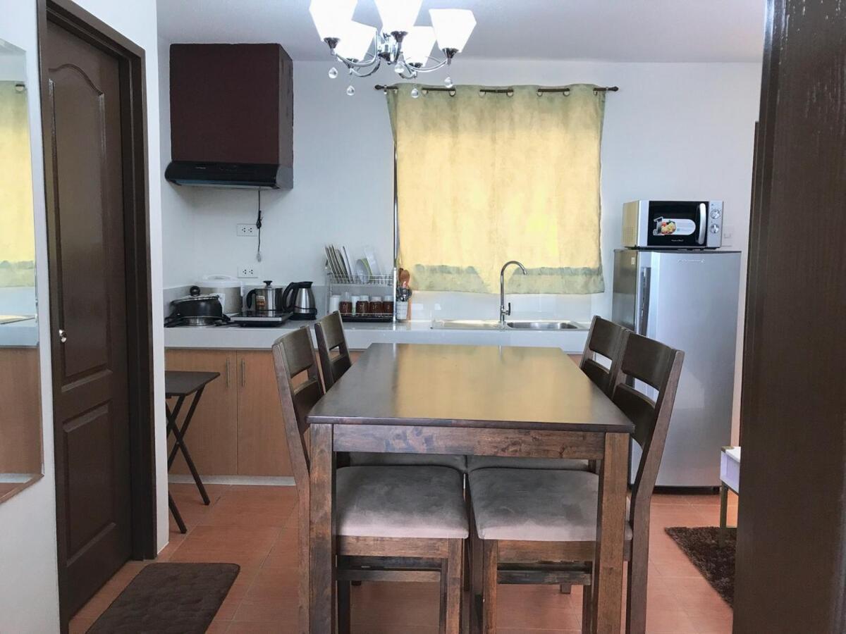 Staycation Nook Between Ayala And Sm Malls Apartment